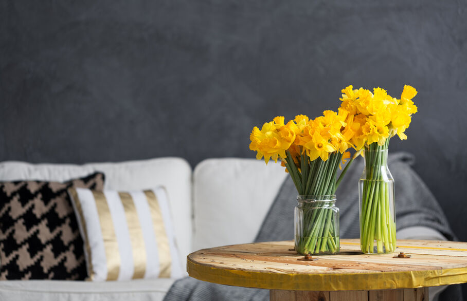 A vase of daffodils