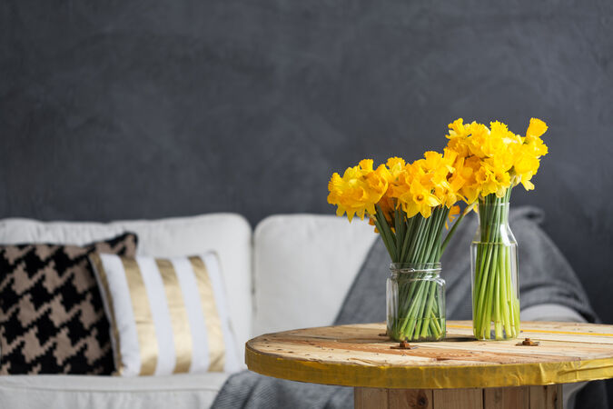 A vase of daffodils